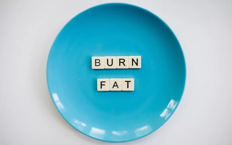 a blue plate with the words burn fat spelled on it